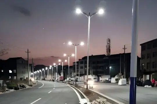 中国西部の山岳県における太陽光発電街路照明プロジェクト