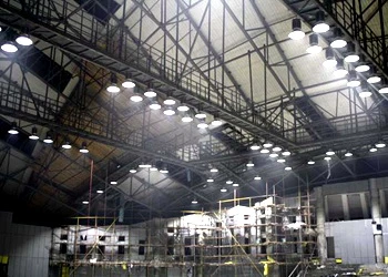 LED 高天井照明を使用する利点は何ですか?